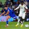 Pemain Getafe, Mario Martin (kiri), dan pemain Real Madrid, Eduardo Camavinga, berebut bola dalam pertandingan La Liga antara Getafe&nbsp;vs Real Madrid, 19 Oktober 2025. (AP Photo/Manu Fernandez)