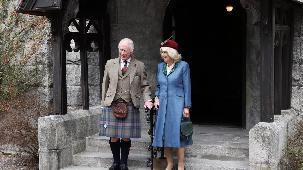 Raja Charles dan Ratu Camilla Tampil Serasi dengan Tartan Saat Rayakan Ultah Pernikahan di Skotlandia