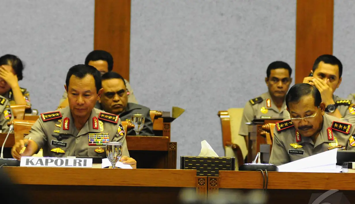 apolri Jenderal (Pol) Sutarman tak datang sendiri ke rapat tersebut. Ia terlihat dengan beberapa jajarannya menghadiri rapat bersama DPR, Jakarta, Senin (15/9/2014) (Liputan6.com/Andrian M Tunay)