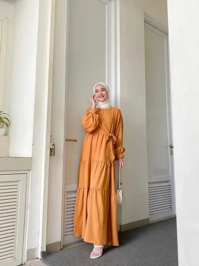 7 Inspirasi Gamis Warna Mustard ala Anisa Rahma-Adelia Pasha, Sempurna untuk Idul Fitri