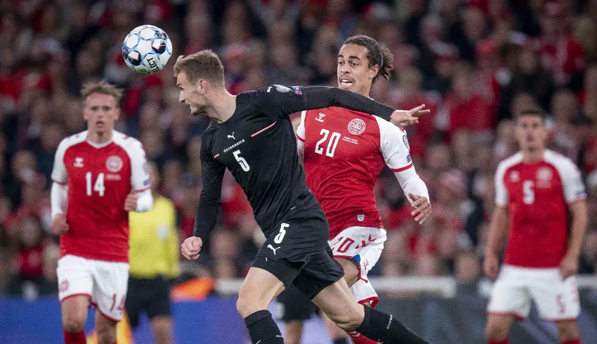 Pemain Austria Stefan Posch (kiri) memperebutkan bola dengan pemain Denmark Yussuf Poulsen pada pertandingan Grup F kualifikasi Piala Dunia 2022 di Kopenhagen, Denmark, Selasa (12/10/2021). Denmark menang 1-0. (Liselotte Sabroe/Ritzau Scanpix/AFP)