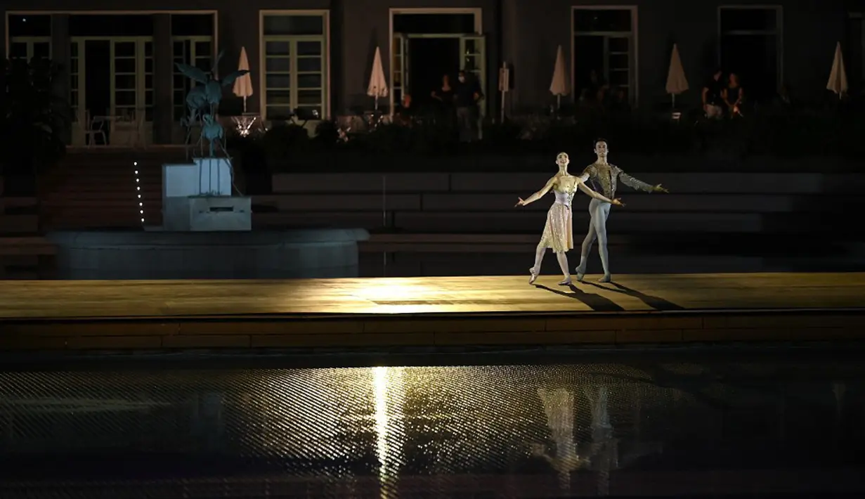 Anggota La Scala Theatre Ballet, Vittoria Valerio dan Claudio Coviello tampil di kolam renang Bagni Misteriosi, Milan, Italia, 12 Juli 2021. Acara ini bagian dari "La Scala in Citta", tur konser balet terbuka selama 4 hari di 14 tempat di Milan. (MARCO BERTORELLO/AFP)