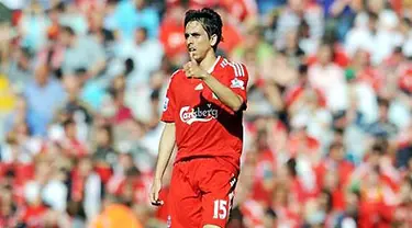 Gelandang Liverpool, Yossi Benayoun membukukan hat-trick saat menghadapi Burnley di kancah Liga Premier, 12 September 2009, di Anfield, Liverpool. AFP PHOTO/Paul Ellis