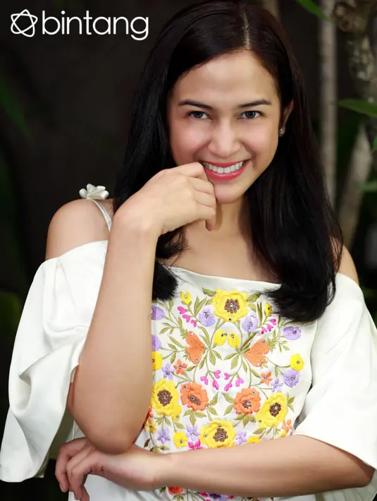 Menurut Nina, komunikasi menjadi kunci utama untuk menghindari perselisihan. Menurutku LDR itu memang susah. Kita bisa menilai itu susah atau tidak tergantung kita dan pasangan menjalaninnya seperti apa. (Deki Prayoga/Bintang.com)