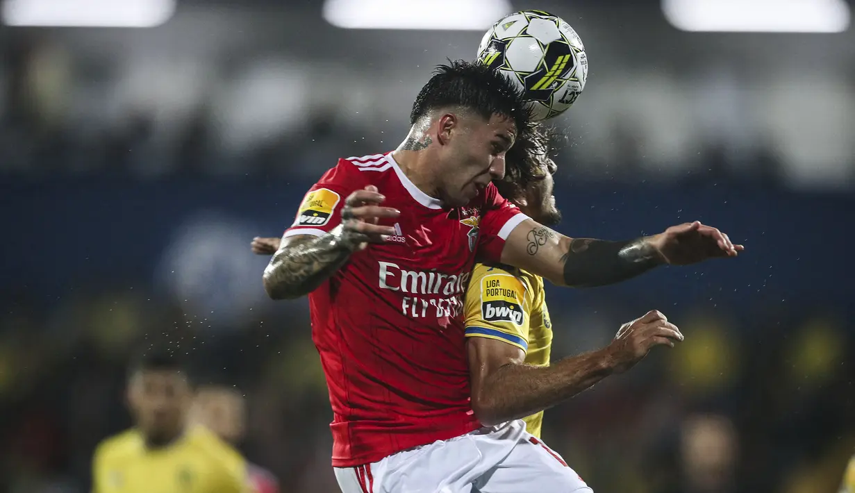 Enzo Fernandez. Gelandang tengah Argentina berusia 21 tahun milik Benfica yang dinobatkan sebagai pemain muda terbaik pada Piala Dunia 2022 ini tampil dalam seluruh 7 laga Tim Tango dan selalu tampil penuh sejak babak 16 besar. satu gol dan satu assist sukses disumbangkannya selama turnamen berlangsung. Setelah sebelumnya Liverpool menjadi kandidat terkuat untuk mendapatkannya, kini Manchester United justru mampu menyalip untuk segera memboyongnya ke Old Trafford. (AFP/Carlos Costa)