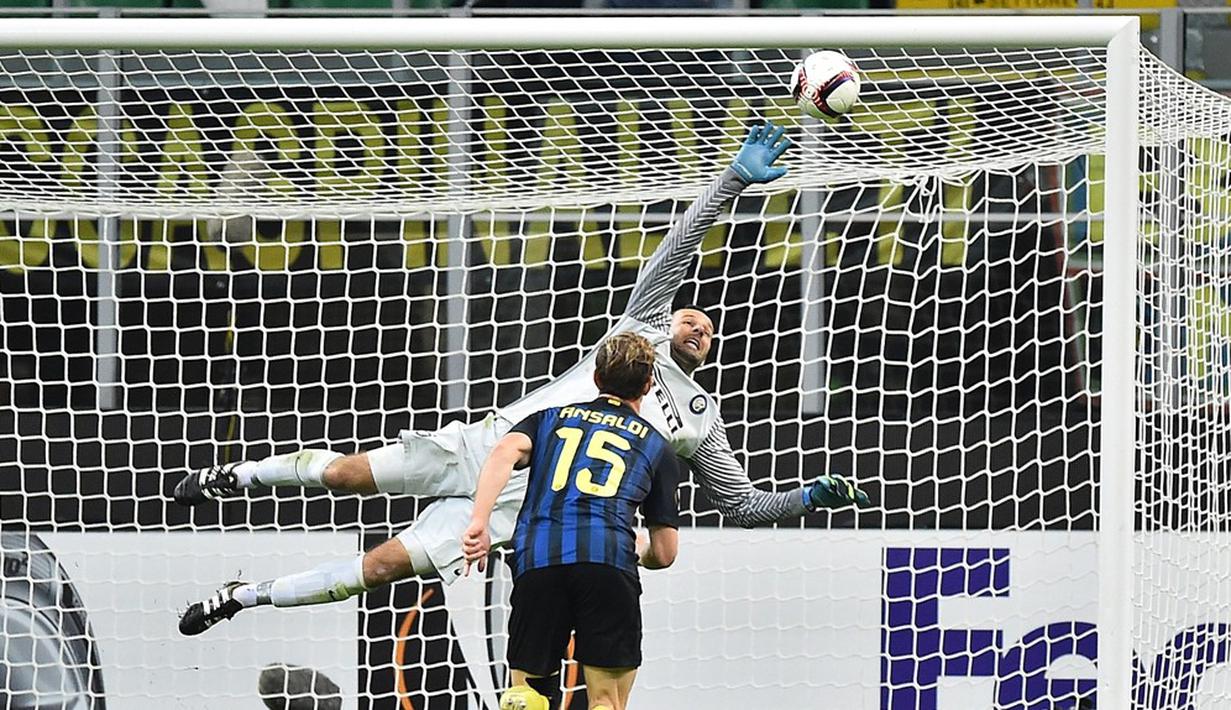 Kiper Inter Milan, Samir Handanovic, menepis laju bola tendangan pemain Southampton dalam laga Grup K Liga Europa di Stadion Giuseppe Meazza, Milan, Jumat (21/10/2016) dini hari WIB. (AFP/Giuseppe Cacace)