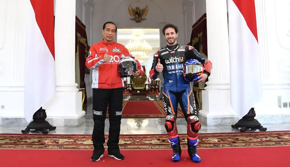 Presiden Joko Widodo berfoto dengan pembalap WithU Yamaha RNF MotoGP, Andrea Dovizioso di Istana Merdeka, Jakarta, Rabu (16/3/2022). Para pembalap datang dengan memakai setelah baju khusus balap motor yang akan dipakai dalam Grand Prix Indonesia di Mandalika. (Lukas - Biro Pers/Setpres)