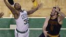 Pemain Boston Celtics, Marcus Smart (36) mencoba melakukan rebound melewati adangan pemain Cleveland, Kevin Love pada NBA basketball Eastern Conference final Wilayah Timur di TD Garden, Boston (19/5/2017). Cavs menang 130-86. (AP/Elise Amendola)