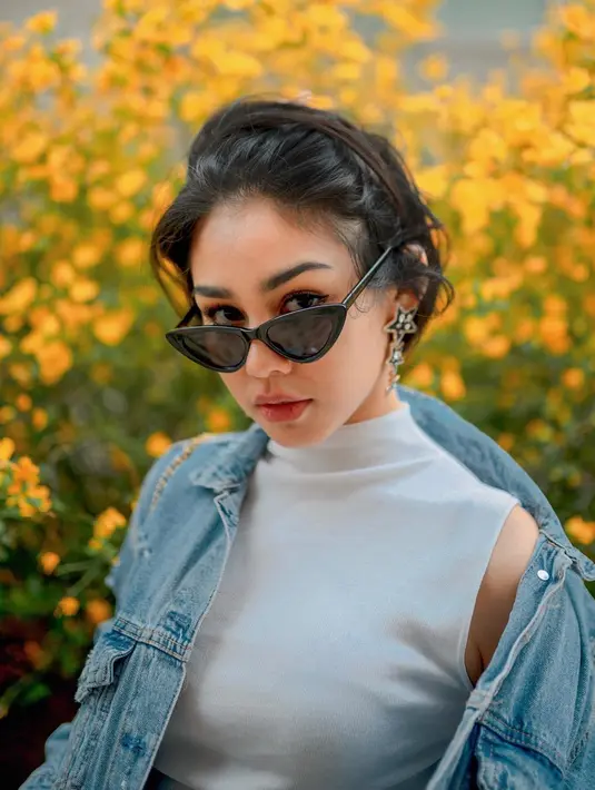 Saat berlibur, Vanesha memilih kacamata eye cat dengan lensa bwarna gelap. Dilengkapi dengan jaket jeans dan inner bewarna putih, penampilan gadis 19 tahun ini terlihat keren dan stylish. (Liputan6.com/IG/vaneshaass)