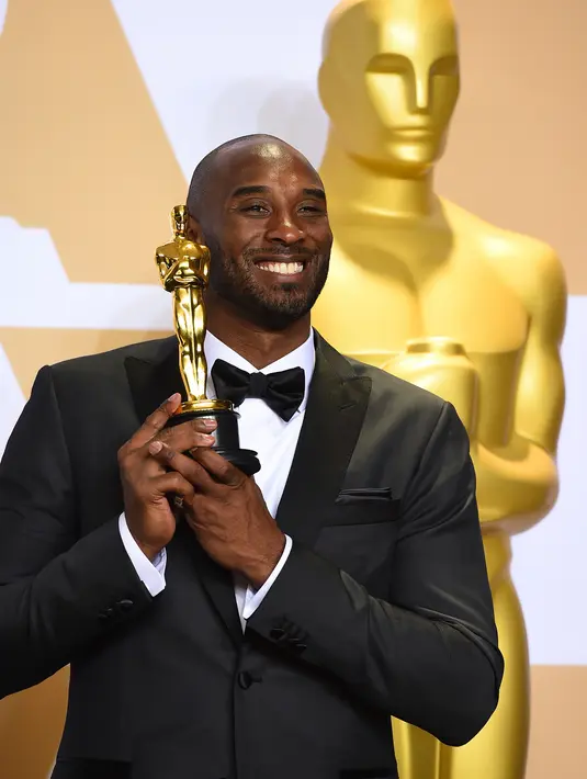 Kobe Bryant berpose sambil memegang Piala Oscar 2018 usai meraih penghargaan di Academy Awards ke-90 di Hollywood, California (3/4). "Dear Basketball" merupakan film animasi pendek yang diangkat dari puisi Kobe Bryant. (Jordan Strauss / Invision / AP)