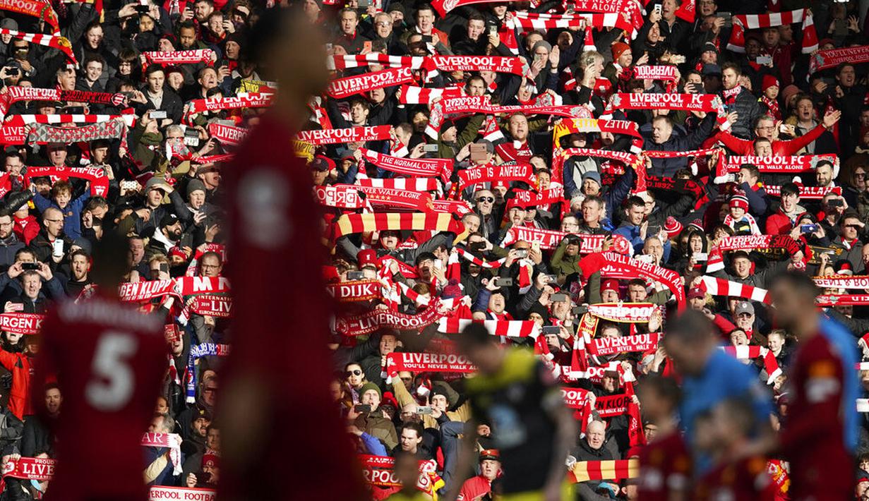 Suporter Liverpool saat pertandingan melawan Southampton pada laga Premier League di Stadion Anfield, Sabtu (1/2/2020). Liverpool menang 4-0 atas Southampton. (AP/Jon Super)