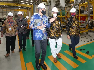 Presiden Direktur Elsewedy Electric Indonesia (EEI) Hani Gamal (kiri) berbincang dengan Chairman IsDB Group H.E. DR. Muhammad Al Jasser, President Representative IsDB Regional Hub Indonesia Salah Jelassi disela-sela kunjungan ke pabrik EEI di Cileungsi, Bogor (26/3/2022). (Liputan6.com/HO/EEI)