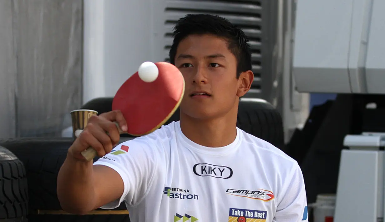 Rio Haryanto menjalani sesi latihan pemanasan dengan bermain pingpong di belakang paddock Campos Racing. (Bola.com/Reza Khomaini)