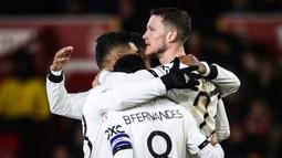 Para pemain Manchester United merayakan gol ke gawang Nottingham Forest yang dicetak Wout Weghorst (kanan) dalam laga leg pertama semifinal Carabao Cup 2022/2023 di City Ground stadium, Nottingham (25/1/2023). Pemain yang dipinjam Manchester United dari Burnley ini telah menyumbang satu gol dan satu assist bagi Setan Merah dari total 8 laga di semua ajang. (AFP/Darren Staples)