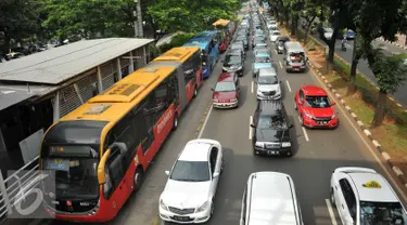 Bus TransJakarta melintas dari arah Semanggi menuju kawasan Thamrin, Jakarta, Selasa (5/4). Uji coba sistem "three in one" ini merupakan hari pertama yang dilakukan oleh Pemprov DKI Jakarta dan Polda Metro Jaya. (Liputan6.com/Gempur M Surya)