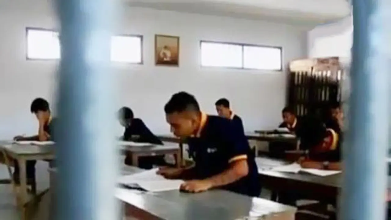 VIDEO: 21 Napi Lapas Kesambi Cirebon Ikuti UN