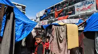 Melalui ornamen tersebut, pengungsi berharap mendapat kegembiraan dan semangat dalam menjalankan ibadah di bulan suci Ramadan. (MOHAMMED ABED/AFP)