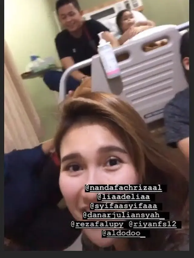6 Momen Ayu Ting Ting Jaga Adiknya yang Terbaring di Rumah Sakit