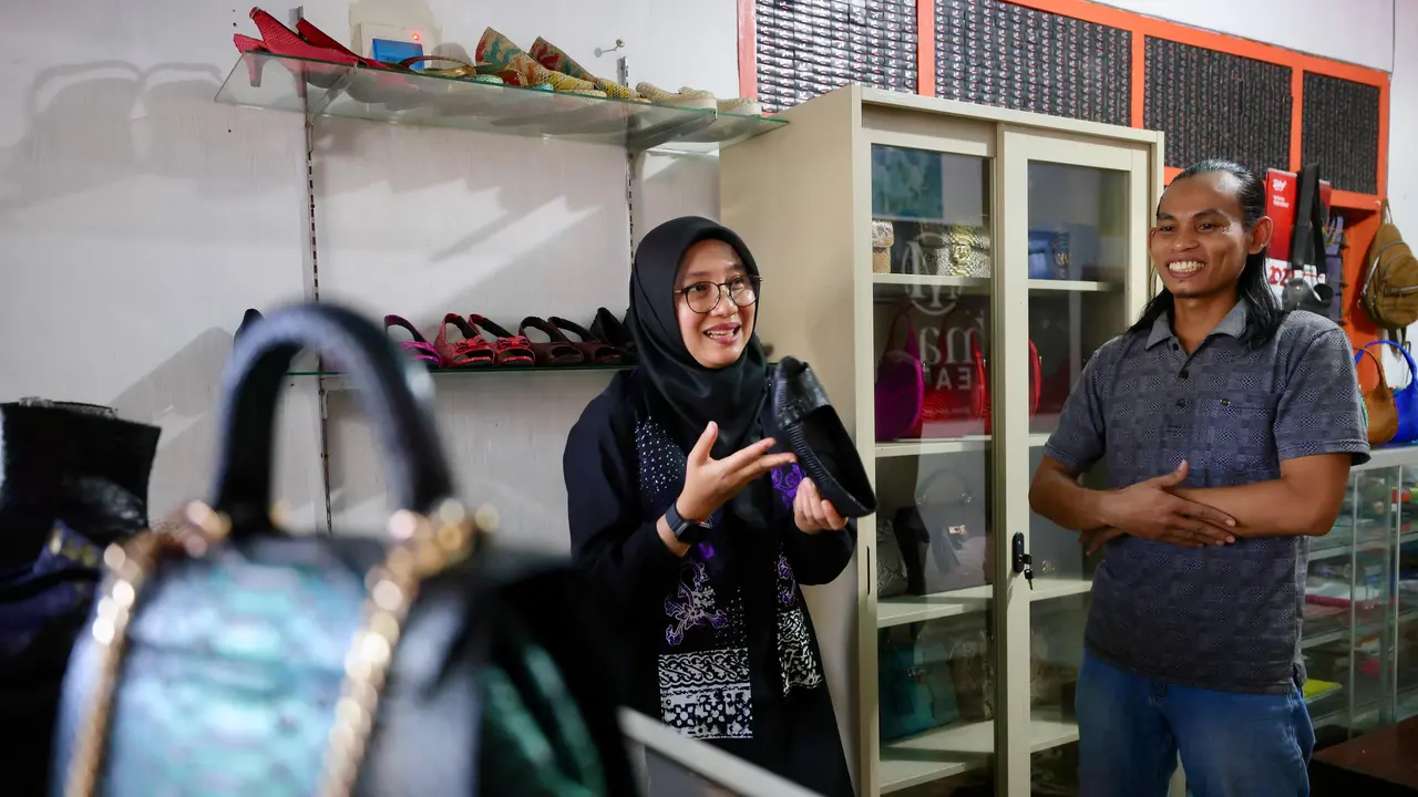 Bupati Banyuwangi Ipuk Fiestiandani (baju Hitam) kunjungi sejumlah Pelaku UMKM di Banyuwangi (Istimewa)