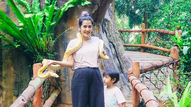 Pose Bareng Ulang, Ini 6 Potret Liburan Ardina Rasti dan Arie Andika ke Kebun Binatang