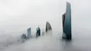 Foto udara ini memperlihatkan gedung-gedung tinggi saat pagi berkabut di Kota Kuwait pada Selasa (14/3/2023). Kemunculan kabut memperlihatkan pemandangan indah, dimana kota Kuwait terlihat seperti negeri di atas awan. (Photo by Yasser Al-Zayyat / AFP)