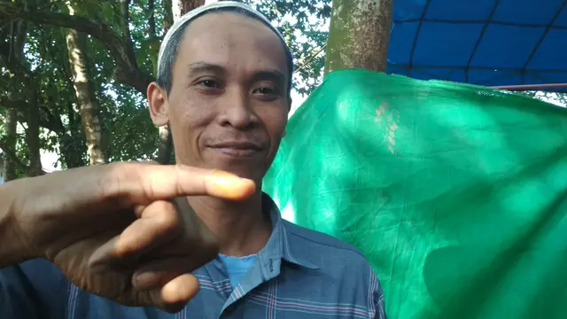 Warga di TPS Kampung Bendakerep dan TPS 26 di Kampung Lebakngok Kelurahan Argasunya Kecamatan Harjamukti Kota Cirebon menggunakan sari kunyit sebagai pengganti tinta untuk penanda telah mencoblos (Liputan6.com/Panji Prayitno)