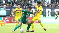 Aksi gelandang serang Persebaya, Bruno Moreira ditempel ketat pemain Persik Kediri Irfan Bachdim dalam pekan ke-34 BRI Liga 1 2023/2024 di Stadion Gelora Bung Tomo, Surabaya, Minggu (28/4/2024). (Bola.com/Aditya Wany)