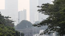 Kendaraan berjalan tersendat di Jalan Sudirman, Jakarta, Rabu (20/7/2022). Dinas Lingkungan Hidup (DLH) DKI Jakarta menyatakan sebanyak 75 persen polusi udara di Ibu Kota berasal dari emisi kendaraan bermotor roda dua dan roda empat. (Liputan6.com/Faizal Fanani)
