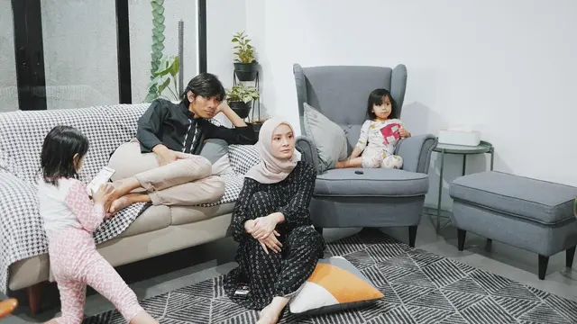 [Bintang] 5 Potret Rumah Tangga Vokalis Band yang Harmonis