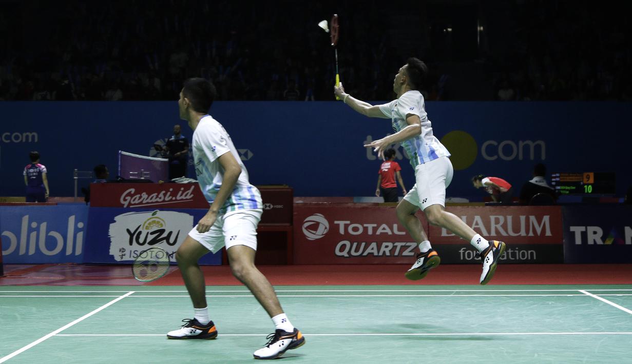Ganda putra Indonesia, Fajar Alfian/Muhammad Rian Ardianto, mengembalikan kok saat melawan ganda China, Huang Kai Xiang/Liu Cheng, pada Indonesia Open 2019 di Istora Senayan, Rabu (17/7). Fajar/Rian menang 18-21, 21-14, 21-16. (Bola.com/Yoppy Renato)