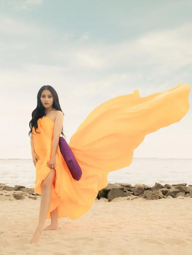 6 Pemotretan Prilly Latuconsina di Pinggir Pantai Ini Bak Artis Bollywood