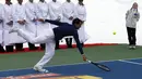 Roger Federer berusaha mengembalikan bola ke pemain ski AS, Lindsey Vonn, saat berlaga di sesi promosi gletser Aletsch, Jungfraujoch, (17/7/2014). (REUTERS/Denis Balibouse)