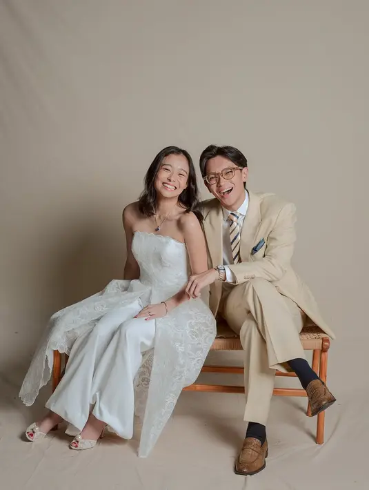 Berbeda dari kebanyakan gaun pengantin tradisional, Dhika menambahkan nuansa kontemporer dengan mengenakan celana panjang putih sebagai bagian dari gaunnya. Perpaduan ini menciptakan tampilan yang unik, memadukan gaya klasik dengan sentuhan modern yang bold dan sophisticated. [@brandonsalim].