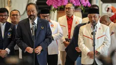 Ketua Umum Partai Nasdem Surya Paloh (kedua kiri), Presiden PKS Ahmad Syaikhu (kanan), didampingi Sekjen Nasdem Johnny G Plate (kiri) menyampaikan keterangan pers usai pertemuan di Nasdem Tower, Jakarta, Rabu (22/6/2022). Petinggi PKS mengunjungi Ketua Umum Partai Nasdem Surya Paloh untuk menjajaki koalisi guna memenuhi persyaratan ambang batas pencalonan presiden atau presidential threshold 20 persen. (Liputan6.com/Faizal Fanani)
