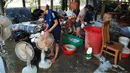Warga mengecek barang-barang di area permukiman yang terendam banjir usai hujan deras mengguyur Provinsi Quang Tri, Vietnam, 20 Oktober 2020. Bencana alam menyebabkan 105 orang tewas dan 27 lainnya hilang di sejumlah wilayah tengah dan dataran tinggi tengah Vietnam sejak awal Oktober. (Xinhua/VNA)