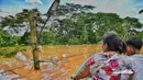Banjir juga menyebabkan kerusakan pada sejumlah infrastruktur. (STRINGER/AFP)