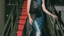 Mawar Eva hadir dibalut gaun hitam dengan rok slit biru bermotif batik dari Yos Bridal Couture. [@jaffraylaudeng]
