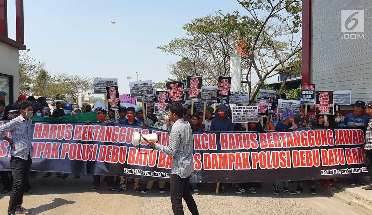 Massa Koalisi Masyarakat Jakarta Utara melakukan unjuk rasa didepan PT. Karya Citra Nusantara (KCN), Jakarta, Sabtu (31/8/2019). Mereka mendesak PT. KCN segera memberhentikan operasi yang menyebabkan debu batubara dan berdampak pada infeksi saluran pernapasan akut (ISPA). (Liputan6.com/HO/Aland)