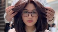 Erina Gudono tenteng tas Hermes saat potong rambut di salon. (dok. Instagram @warisirwanteam/https://www.instagram.com/p/DEUtYsHSUU5/)