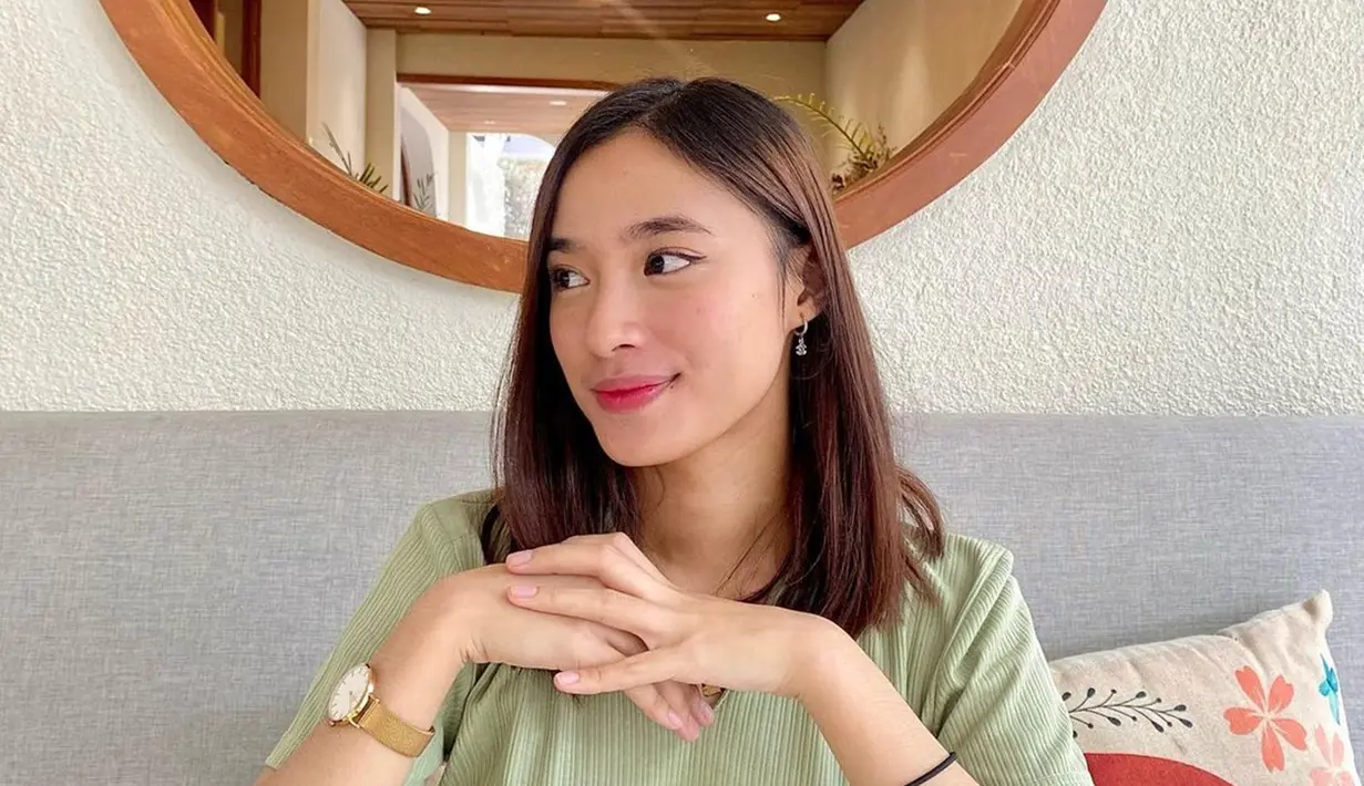 Bila diperhatikan sekilas, garis wajah dari Echi Unyu bak pinang dibelah dua dengan Tatjana Saphira. Banyak yang memuji paras cantik Echi. Tidak heran kini Echi semakin populer saja di media sosial. (Liputan6.com/IG/desitarllyw)