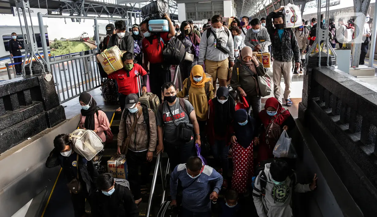 Pemudik tiba di Stasiun Senen, Jakarta, Minggu (23/5/2021). Plt Kepala Dinas Dukcapil DKI Budi Awaludin mencatat hingga hari Sabtu, 22 Mei 2021, atau sepekan arus balik Lebaran, jumlah warga yang tiba di Jakarta sudah mencapai angka 27.160 orang. (Liputan6.com/Johan Tallo)