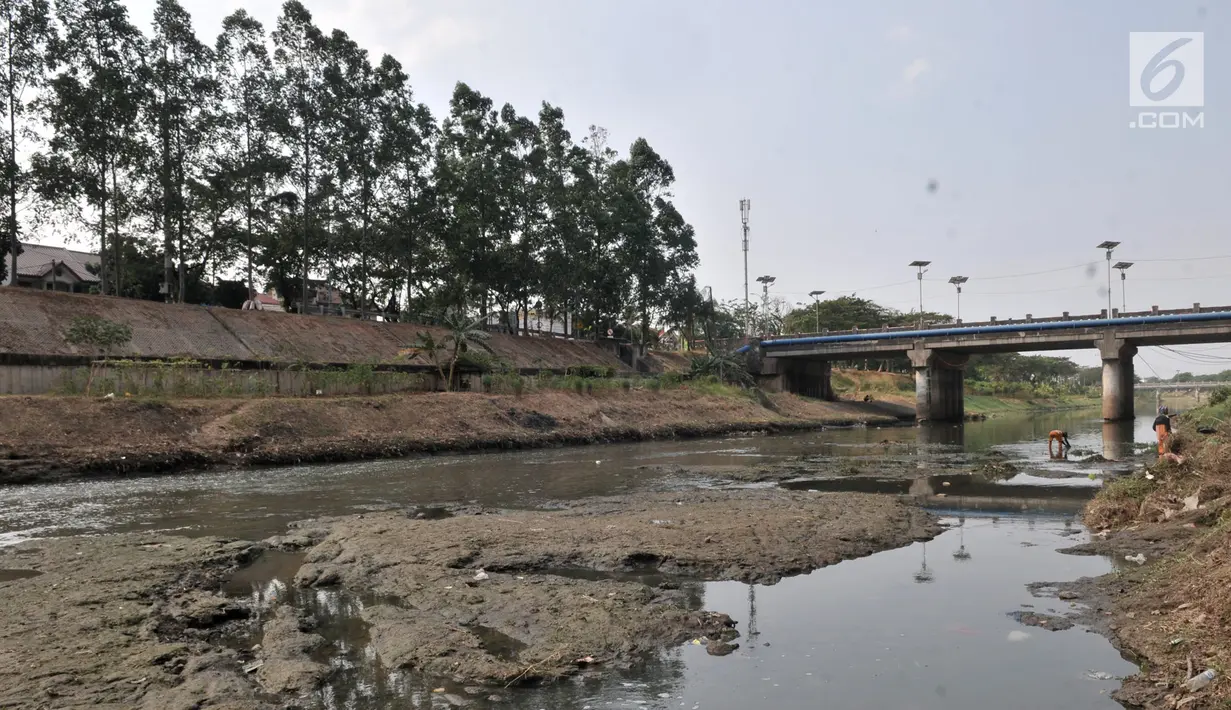 Pemandangan aliran Kanal Banjir Timur, Jakarta, Rabu (7/8/2019). Kemarau berkepanjangan mengakibatkan debit air Kanal Banjir Timur menyusut hingga dasar aliran terlihat. (merdeka.com/Iqbal Nugroho)