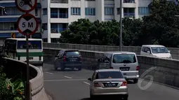 Jalan Layang Non Tol (JLNT) terlarang bagi kendaraan roda dua. (Liputan6.com/Johan Tallo)