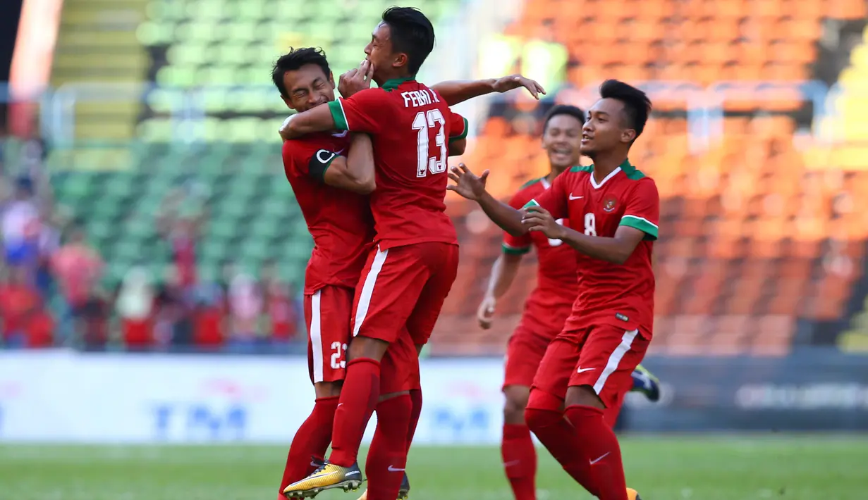 Pemain Timnas Indonesia U-22, Febri Hariyadi (tengah) melakukan selebrasi usai mencetak gol ke gawang Kamboja pada laga SEA Games 2017 di Shah Alam, Malaysia (24/8). Febri mencetak gol pada menit 69 Dari jarak sekitar 45 meter. (AP Photo / Vincent Phoon)