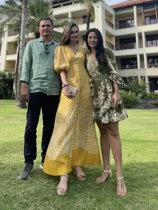 <p>Dress kuning dengan detail lengan puff dan kerah vncek tersebut diketahui dari brand Zimmermann, melansir @lunamayacloset harga dress tersebut berkisar Rp13 jutaan. Busana tersebut pun dipadukan wedges dengan detail mutiara.&nbsp;&nbsp;@nia.jz</p>