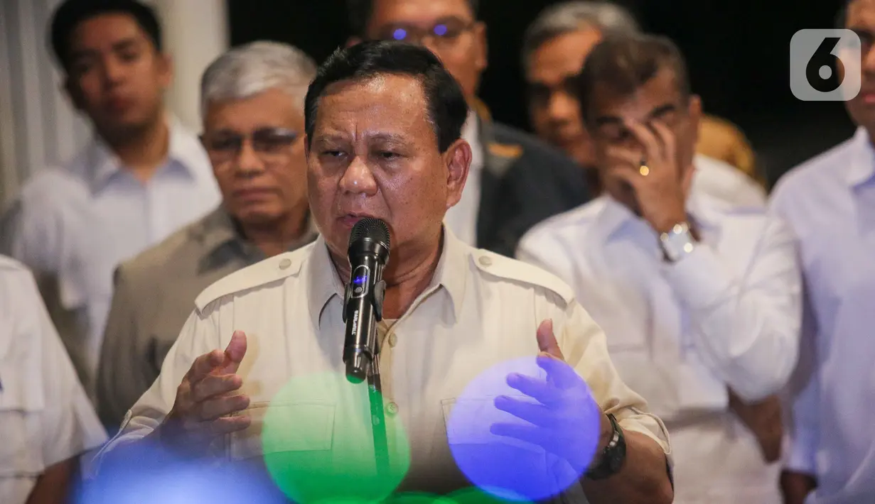 Ketua Umum Partai Gerindra Prabowo Subianto memberikan keterangan usai pertemuan dengan politisi PDIP Budiman Sudjatmiko (kanan) saat berkunjung ke Kediaman Prabowo di Rumah Kertanegara, Kebayoran Baru, Jakarta Selatan, Selasa (18/7/2023). (Liputan6.com/Faizal Fanani)