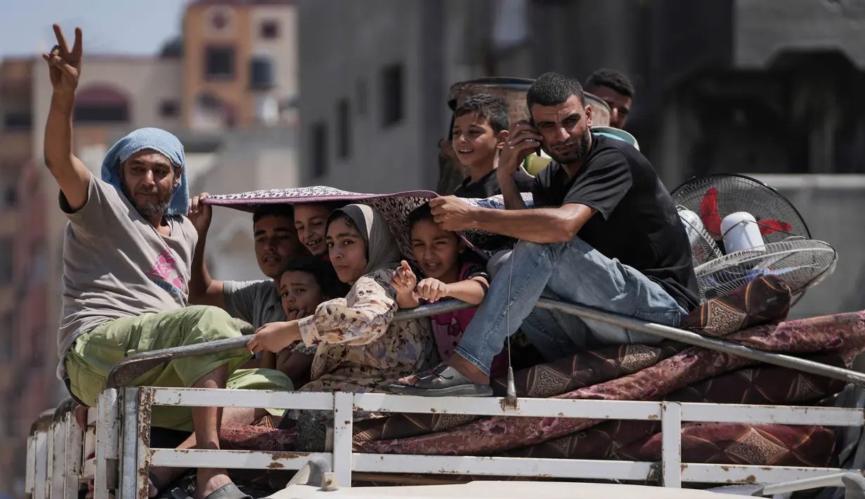 Ini menjadi yang ketiga kalinya Israel mengeluarkan perintah untuk lingkungan baru pengungsi di Gaza agar segera mengungsi dalam beberapa hari terakhir. (AP Photo/Abdel Kareem Hana)