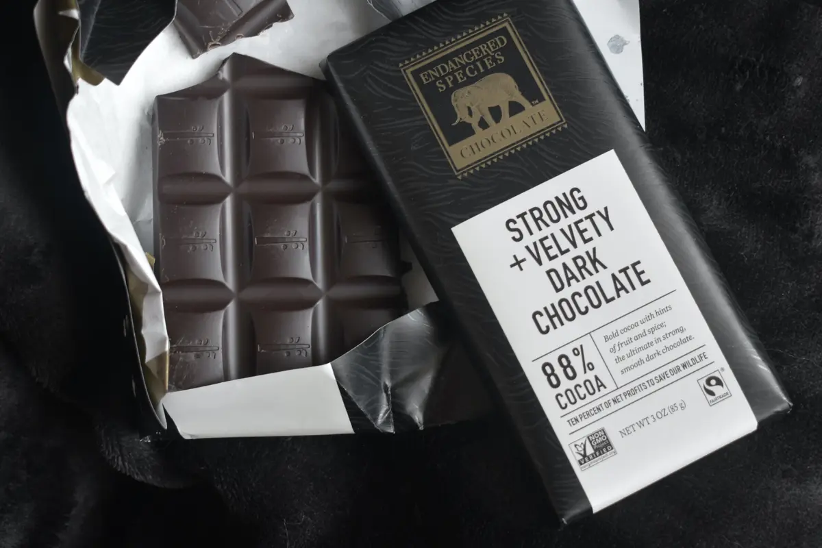 Contoh ilustrasi dark chocolate atau cokelat hitam