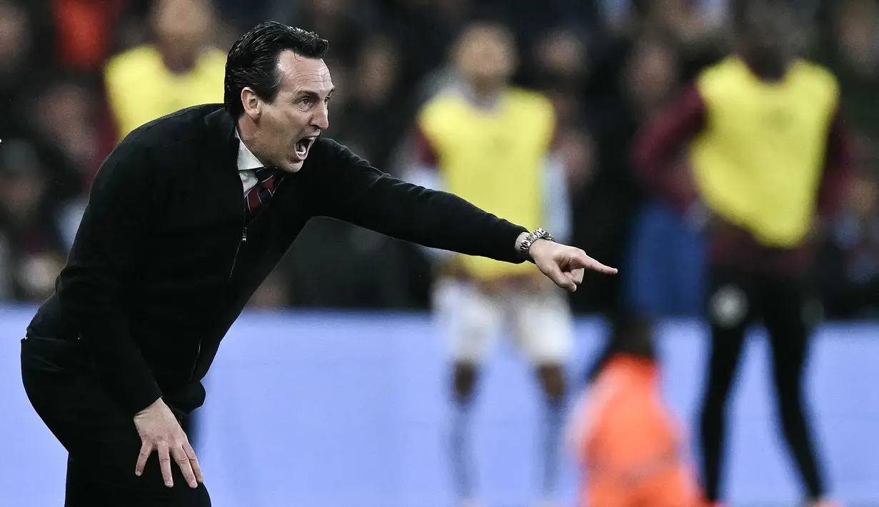 Pelatih Aston Villa, Unai Emery, memberikan arahan kepada anak asuhnya saat melawan Liverpool pada laga Liga Inggris di Stadion Villa Park, Selasa (14/5/2024). (AFP/Ben Stansall)