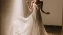 Gaun pengantin Mikha Tambayong tak kalah memikat. Strapless dress yang flowy berwarna putih, simpel tapi mampu membalut tubuh Mikha dengan sangat cantik bak princess. [Foto: Instagram/miktambayong]